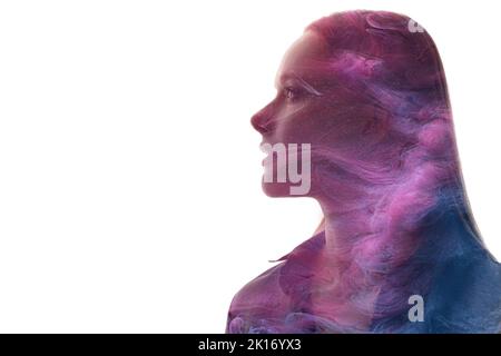 Portrait d'art. Rajeunissement de la peau. Loisirs ésotériques. Aura spirituelle. Double exposition scintillant néon violet fumée dans le profil femme silhouette isola Banque D'Images