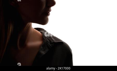 Contournage. Augmentation des lèvres. Procédure de beauté. Correction nasolabiale. Gros plan profil femme silhouette isolée sur fond blanc de l'espace de copie. Banque D'Images