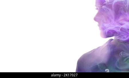 Portrait d'art. Univers féminin. Équilibre d'harmonie. Illumination spirituelle. Double exposition scintillant fluo violet bleu brume dans le profil femme silhouett Banque D'Images