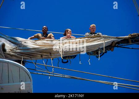 Boston, Massachusetts, États-Unis. 8th septembre 2022. LA MARINE AMÉRICAINE effectue l'entretien des voiles à bord de l'USS Constitution. USS Constitution, est le plus ancien navire de guerre au monde, et a joué un rôle crucial dans les guerres de Barbarie et la guerre de 1812, défendant activement les voies maritimes de 1797 à 1855. Pendant les opérations normales, les marins actifs stationnés à bord de l'USS Constitution offrent des visites gratuites et offrent une visite publique à plus de 600 000 personnes par an, car ils soutiennent la mission des navires de promouvoir l'histoire des Navys et le patrimoine maritime et de sensibiliser à l'importance d'un n soutenu Banque D'Images