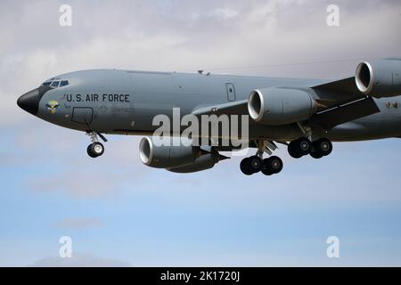 USAF Boeing KC-135R Stratotanker arrivant au Royal International Air Tattoo RIAT 2022 à RAF Fairford, Gloucestershire, Royaume-Uni Banque D'Images
