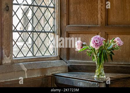 Arrangement de fleurs à l'intérieur de Norman Castle Haddon Hall, Bakewell, Derbyshire, Angleterre Banque D'Images