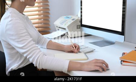 Prise de vue rognée d'une jeune femme créative travaillant en ligne, recherchant des informations sur un ordinateur Banque D'Images