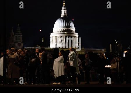 Les membres du public dans la file d'attente à 05 h 28 sur la Rive-Sud, en face de la cathédrale Saint-Paul à Londres, en attendant de voir la reine Elizabeth II dans l'état avant ses funérailles lundi. Date de la photo: Vendredi 16 septembre 2022. Banque D'Images