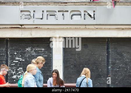 Vide fermé Burtons magasin dans le centre-ville de King Street South Shields Banque D'Images