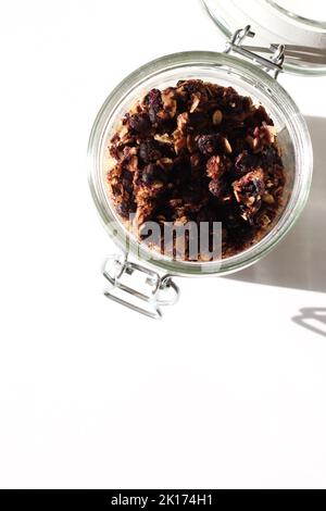Ouvrez le pot en verre avec du granola aux baies maison. Granola maison pour le petit déjeuner. Banque D'Images