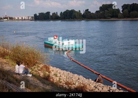 Piège à ordures de l'organisation environnementale KRAKE (Koelner Rhein-Aufraeum-Kommando-Einheit) sur les rives du Rhin à Riehl, Koeln, Allemagne. Cat Banque D'Images