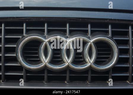 Gros plan d'un badge de voiture Audi composé de quatre anneaux de verrouillage sur une grille de radiateur, Royaume-Uni Banque D'Images