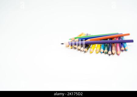 crayons de couleur bois sur fond blanc avec un point (plomb) en évidence Banque D'Images