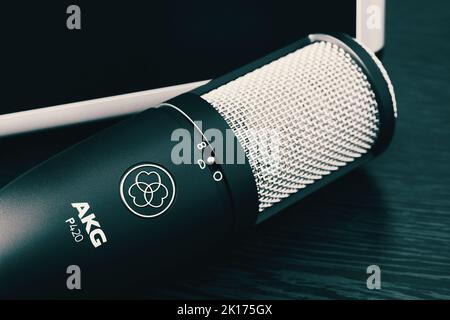 Gros plan sur le microphone à condensateur AKG. AKG Acoustics est une société d'ingénierie et de fabrication acoustique Banque D'Images