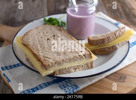 Du pain au levain avec du vieux fromage gouda et un yaourt maison pour le petit-déjeuner Banque D'Images