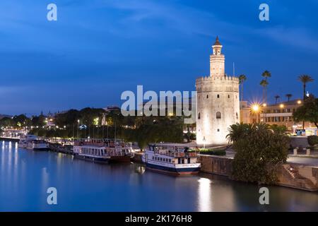 Séville, Espagne, 2 septembre 2021 : vue sur la Torre del Oro et le quai à sel à midi, depuis le pont San Telmo. Banque D'Images