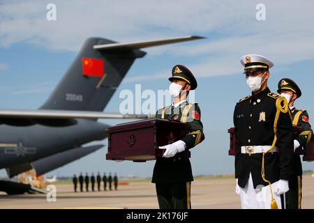 Incheon, Corée du Sud. 16th septembre 2022. Les soldats chinois (L) reçoivent des coffres contenant des restes de martyrs des volontaires du peuple chinois tués dans la guerre de Corée de 1950-53 lors d'une cérémonie de rapatriement à l'aéroport international d'Incheon à Incheon (Corée du Sud), le 16 septembre 2022. La Corée du Sud a retourné vendredi en Chine les restes et les effets de 88 soldats chinois tués dans la guerre de Corée de 1950-53. La neuvième cérémonie de rapatriement s'est déroulée à l'aéroport international d'Incheon, à l'ouest de la capitale Séoul. Crédit : Wang Yiliang/Xinhua/Alay Live News Banque D'Images