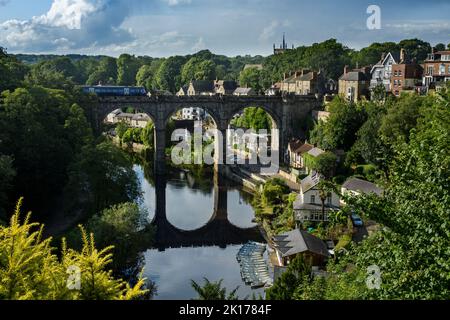 Pittoresque Knaresborough & River Nidd (service de train de passagers, viaduc enjambant la gorge, sentier au bord de la rivière, bâtiments à flanc de colline) - Yorkshire, Angleterre, Royaume-Uni. Banque D'Images