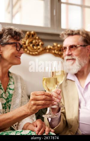 Couple prenant un verre ensemble Banque D'Images