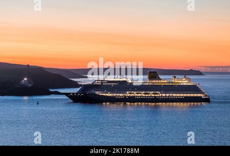 Roches point, Cork, Irlande. 16th septembre 2022. L'aube se brise tandis que le bateau de croisière Spirit of Adventure pénètre dans le port de roches point, Co. Cork, Irlande. - Crédit; David Creedon / Alamy Live News Banque D'Images