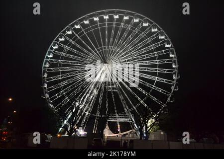 Big Wheel illuminé la nuit à Brighton Sussex - lumières blanches - Fun Fair Ride - Christmas Fun + Entertainment - Royaume-Uni Banque D'Images