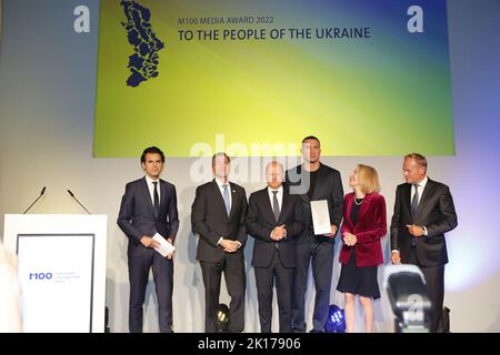 15/09/2022, Potsdam, Allemagne. Ali Aslan Mike Schubert, OLAF Scholz, Wladimir Klitschko, l'ambassadeur des États-Unis Amy Gutmann, Donald Tusk lors de la cérémonie de remise des prix à l'Orangerie Sanssouci, dans le parc Sanssouci, à 15 septembre 2022, à Potsdam, en Allemagne. Avec le Prix des médias M100, qui se considère comme le "Prix de la presse européenne", année récompensée par le peuple ukrainien. Wladimir Klitschko prend le prix à sa place. Banque D'Images