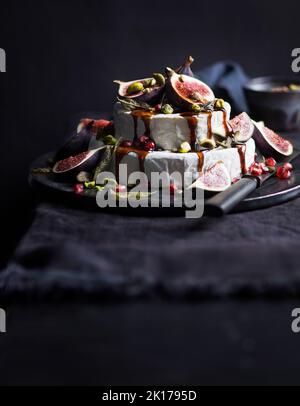 Fromage doux servi avec des fruits Banque D'Images