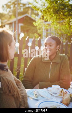 Des amies qui dîne dans le jardin Banque D'Images