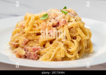 Portion de linguine carbonara Banque D'Images