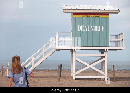 Deauville, Frankreich, 03.09.2022, Das Holzhaus der Rettungsschwimmer am Strand von Deauville in der Normandie Foto: Norbert Schmidt, Düsseldorf Banque D'Images