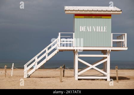 Deauville, Frankreich, 03.09.2022, Das Holzhaus der Rettungsschwimmer am Strand von Deauville in der Normandie Foto: Norbert Schmidt, Düsseldorf Banque D'Images