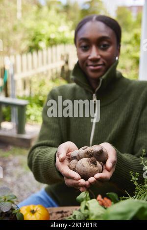 Femme tenant des betteraves maison Banque D'Images