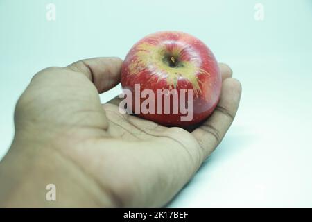 Main tenant Red Apple isolé sur fond blanc Banque D'Images