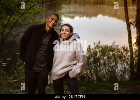 Portrait du jeune couple par lac Banque D'Images