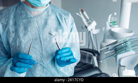 Portrait d'un dentiste avec des outils dentaires dans les mains Banque D'Images