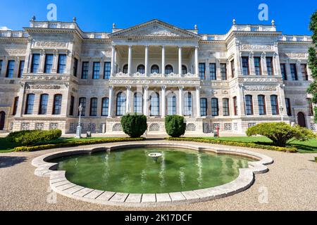 Vue extérieure du musée national de peinture des Palais Dolmabahce. Dolmabahce est le plus grand palais d'Istanbul, en Turquie. Banque D'Images