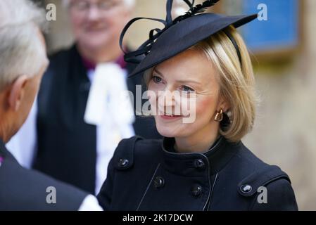 Le Premier ministre Liz Truss arrive à la cathédrale de Llandaff à Cardiff, pour un service de prière et de réflexion pour la vie de la reine Elizabeth II Date de la photo: Vendredi 16 septembre 2022. Banque D'Images