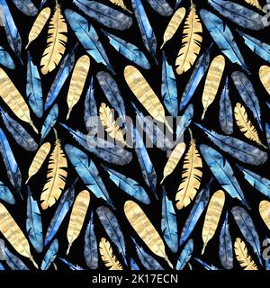 Plumes d'oiseau en bleu, beige et gris. Éléments aquarelle avec motif sans couture sur fond noir. Pour la création de tirages, de décors, de cartes postales. Banque D'Images