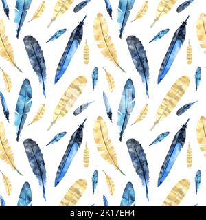 Plumes d'oiseau aquarelle sur fond blanc. Une illustration éclatante de la faune dans les tons beige et bleu. Motif sans couture. Banque D'Images