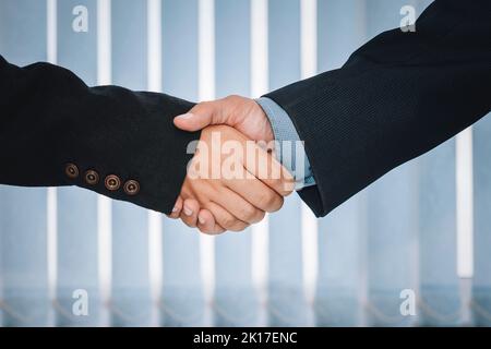Concept de réunion de partenariat d'affaires. Image homme d'affaires poignée de main. Les hommes d'affaires prospères se sont fait les mains après avoir fait des affaires. Coopération mutuellement bénéfique Banque D'Images