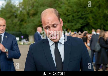 Le duc et la duchesse de Sussex arrivent avec le prince et la princesse de Galles au château de Windsor pour saluer les adeptes, au cours de la deuxième journée de national Banque D'Images