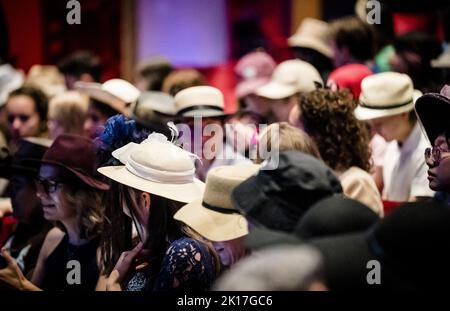 La Haye, pays-Bas. 16th septembre 2022. 2022-09-16 03:16:47 LA HAYE - jeunes avec des chapeaux pendant la Journée du Prince de la Jeunesse. Il est question des conseils de l'UNICEF à l'intention des jeunes, qui comprennent neuf conseils concrets aux politiciens pour améliorer la situation et le bien-être des jeunes aux pays-Bas. ANP BART MAAT netherlands Out - belgium Out Credit: ANP/Alay Live News Banque D'Images