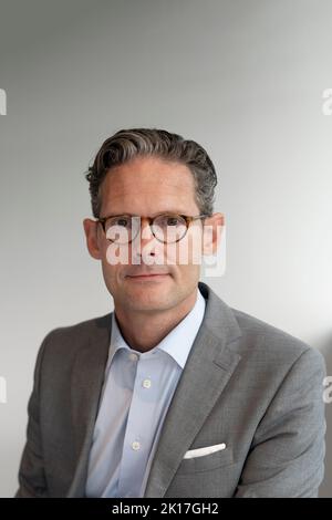 Portrait of businessman looking at camera Banque D'Images