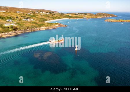 Le ferry rouge Arranmore quitte l'île en direction de Burtonport, comté de Donegal, Irlande. Banque D'Images