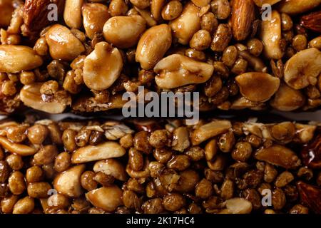 Barres de noix avec granola et noix Banque D'Images