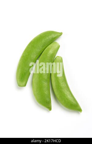 Trois gousses de pois mange-tout de sucre sur blanc, produit du Kenya coupé Banque D'Images