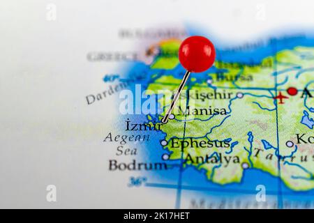 Carte d'Izmir. Gros plan sur la carte d'Izmir avec une épingle rouge. Carte avec point rouge d'Izmir en Turquie. Banque D'Images