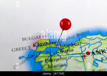 Carte Kagitane. Gros plan de la carte Kagitane avec broche rouge. Carte avec point rouge de Kâğıthane en Turquie. Banque D'Images