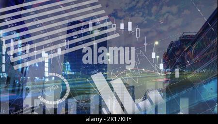 Image du traitement des données statistiques sur le trafic urbain la nuit contre de grands bâtiments Banque D'Images