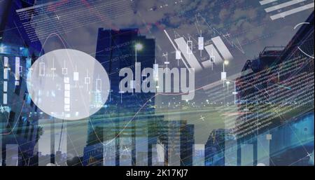 Image du traitement des données statistiques sur le trafic urbain la nuit contre de grands bâtiments Banque D'Images