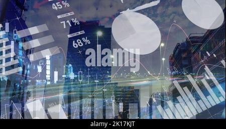 Image du traitement des données statistiques sur le trafic urbain la nuit contre de grands bâtiments Banque D'Images