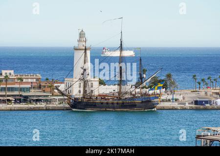 Göteborg de Suède , réplique à la voile au phare du port de Malaga, Espagne. Banque D'Images