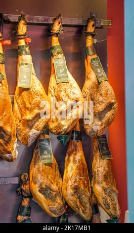 Une exposition de différentes marques de jambon espagnol, Jamon Serrano dans un magasin en Espagne. Banque D'Images