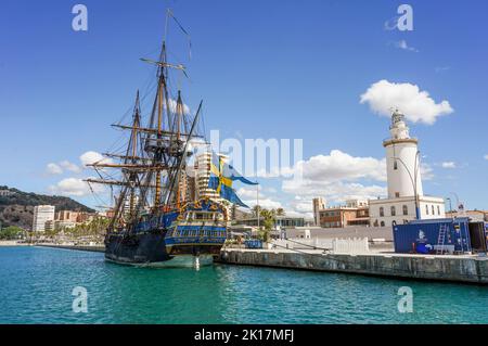 Göteborg de Suède , réplique à la voile au phare du port de Malaga, Espagne. Banque D'Images